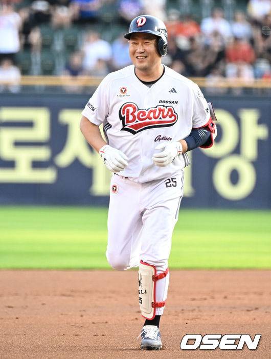 [OSEN=잠실, 조은정 기자]23일 오후 서울 잠실야구장에서 2025 신한 SOL Bank KBO리그 두산 베어스와 한화 이글스의 경기가 열렸다.이날 두산은 최민석, 한화는 황준서를 선발로 내세웠다.1회말 1사 두산 양의지가 케이브에 이어 백투백 홈런을 날린 뒤 베이스를 돌고 있다. 2025.07.23 /cej@osen.co.kr