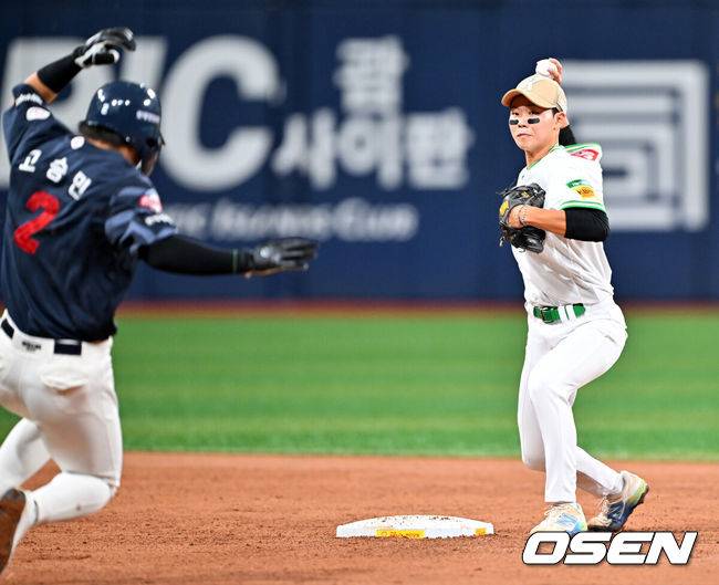 [OSEN=고척, 민경훈 기자] 23일 오후 서울 고척스카이돔에서 ‘2025 신한 SOL Bank KBO리그’ 키움 히어로즈와 롯데 자이언츠의 경기가 열렸다.이날 키움은 하영민, 롯데는 박세웅을 선발로 내세웠다.3회초를 1사 주자 1,3루 롯데 윤동희의 유격수 앞 병살타때 키움 2루수 권혁빈이 2루에서 롯데 고승민을 포스아웃 시킨 후 1루로 송구하고 있다. 2025.07.23 / rumi@osen.co.kr