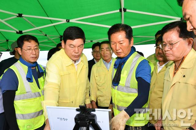 ▲정철원 담양군수가 민주당 정청래 의원과 삼지리 딸기농가 하우스 피해농가에서 피해복구 대책을 논의하고 있다ⓒ담양군
