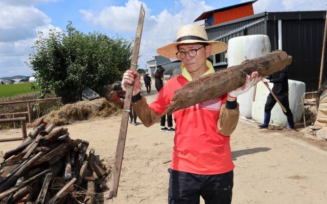 ▲국민의힘 당대표 출마를 선언한 김문수 전 고용노동부 장관이 22일 오전 충남 예산군 삽교읍 수해 현장을 찾아 복구 작업을 하고 있다. ⓒ연합뉴스