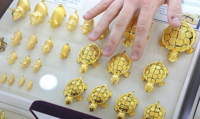 서울 종로구 한국금거래소 종로본점에 진열된 금 제품들. 연합뉴스