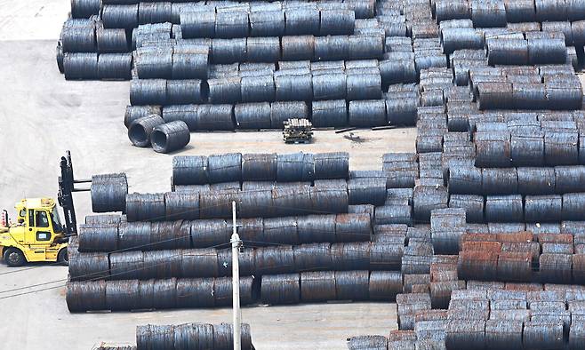 경기 평택시 포승읍 평택항 야적장에 철강제품이 쌓여있는 모습. 뉴시스