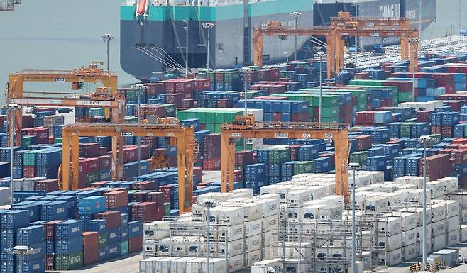 도널드 트럼프 행정부가 상호관세 부과 시점으로 설정한 8월 1일이 임박하고 있다. 사진은&nbsp; 21일 경기 평택시 포승읍 평택항에 수출용 컨테이너들이 세워져 있는 모습. 평택=뉴스1