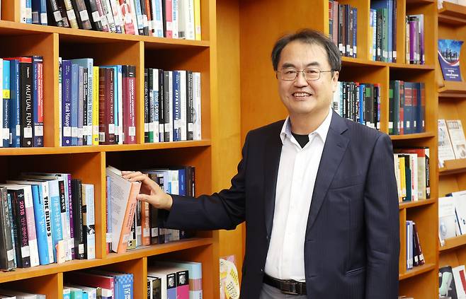 지만수 한국금융연구원 선임연구위원이 서울 중구 명동 연구원에서 포즈를 취하고 있다.&nbsp; 이제원 선임기자