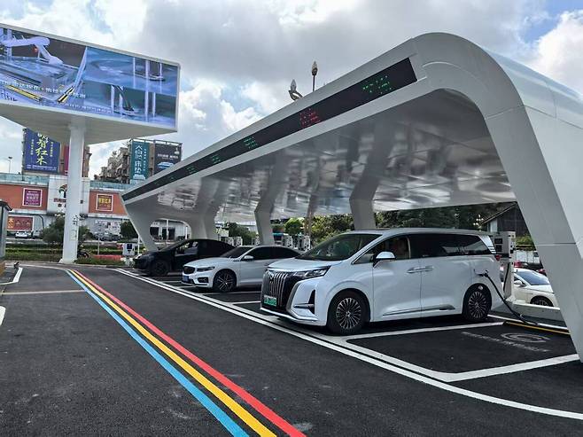 지난달 13일 중국 구이저우성 구이양에서 전기차들이 충전하고 있다. 구이양=신화연합뉴스