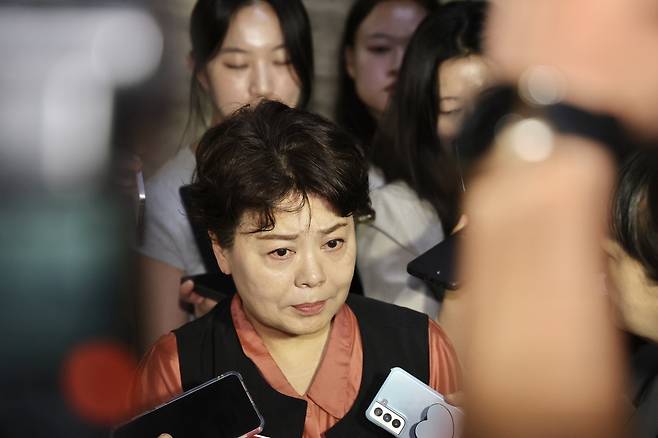 국민의힘 윤희숙 혁신위원장이 17일 서울 여의도 국회에서 열린 비공개 비상대책위원회의에 참석한 뒤 취재진에게 둘러싸여 있다. 뉴시스