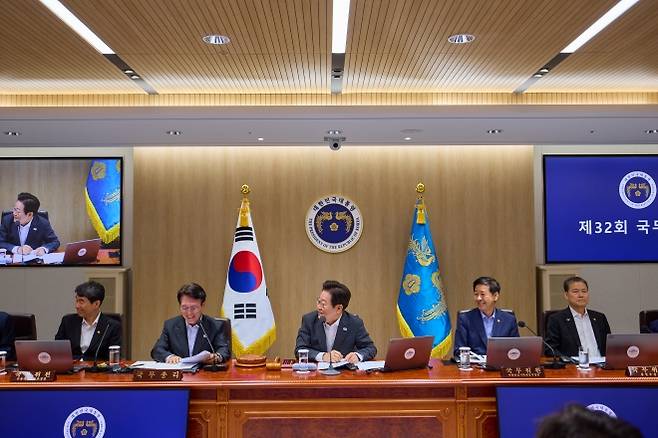 이재명 대통령이 22일 용산 대통령실 청사에서 국무회의를 주재하던 중 참석자들과 함께 웃고 있다. 왼쪽부터 이주호 부총리 겸 교육부 장관, 김민석 국무총리, 이 대통령, 구윤철 부총리 겸 기획재정부 장관, 김영호 통일부 장관. 대통령실 제공