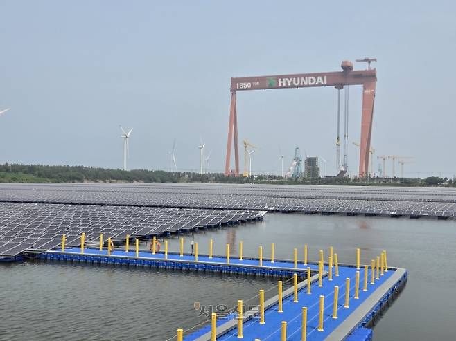 새만금 재생에너지 발전사업 계획이 수립된 지 6년여가 지났지만 사업의 핵심인 수상태양광발전단지는 공사의 첫 삽도 뜨지 못했다. 사진은 계획의 부가사업으로 조성된 전북 군산시 비응도동의 소규모 수상태양광단지(18.7㎿) 모습. 군산 명종원 기자