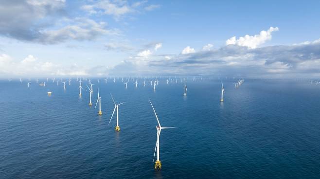 중국 최대 규모인 총 5GW의 칭저우 해상풍력발전단지 전경. 수평선을 따로 좌우로 끝없이 펼쳐진 총 396기의 풍력발전기가 바람을 맞으며 가동 중이다. 밍양 제공