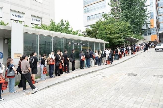 공무원 시험 설명회에 참여하기 위해 대기하고 있는 모습