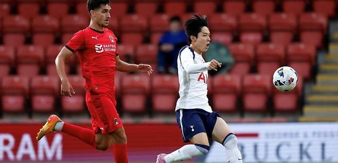 토트넘 양민혁이 22일(현지시간) 영국 런던의 브리즈번 로드에서 열린 3부 리그 소속 레이턴 오리엔트와의 프리시즌 경기에서 U21팀의 왼쪽 공격수로 나서 경합하고 있다. 토트넘 홈페이지