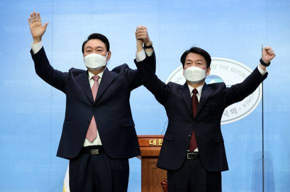 당시 윤석열 국민의힘 대선 후보와 안철수 국민의당 대선 후보가 2022년 3월 3일 오전 국회 소통관에서 단일화 기자회견을 마치며 포즈를 취하고 있다. 2022.3.3 국회사진기자단