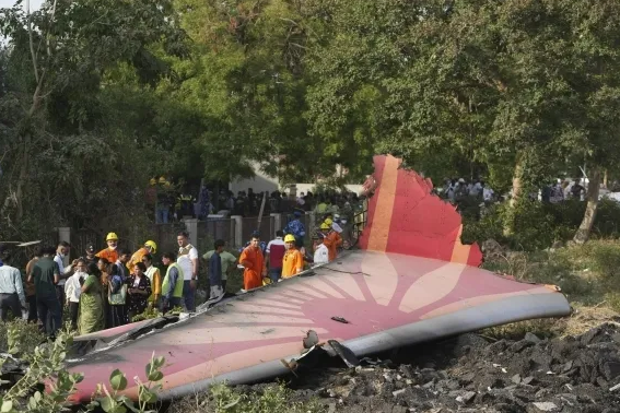 2025년 6월 12일(현지시간) 인도 구자라트주 아마다바드에서 발생한 여객기 추락 사고 현장 잔해 주변에 구조대 등이 모여 있다. AP 뉴시스