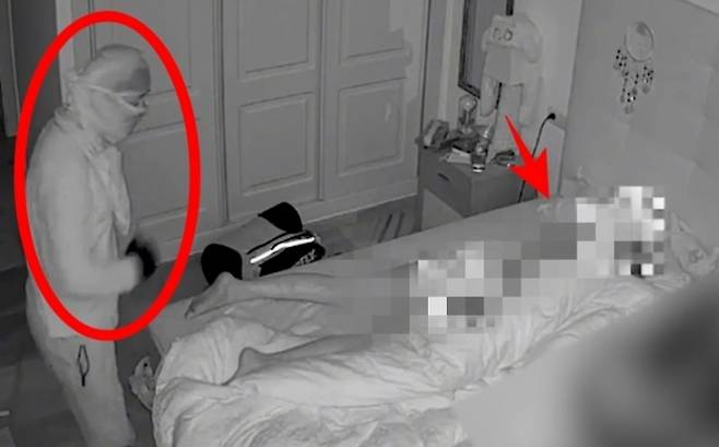 지난달 2일 스페인 안달루시아의 코스타 델 솔 중심부에 있는 마르베야의 한 주택에 침입한 도둑(왼쪽)이 잠든 여성 집주인(오른쪽 화살표)을 내려다보고 있다. CCTV 영상 캡처