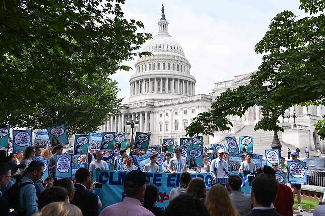 미국 청소년 환경운동가들이 2025년 7월 16일(현지시간) 워싱턴DC 의사당 앞에서 기후 대응을 촉구하는 기자회견을 열고 있다. AFP 연합뉴스