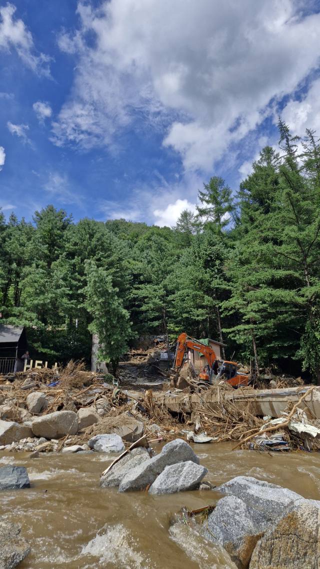 22일 오후 경기 가평군 조종면 마일리에서 관계 당국이 지난 20일 산사태로 발생한 실종자 수색 작업을 벌이고 있다. 사진 = 손대선 기자