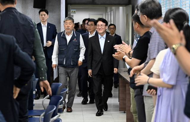 김민석 국무총리가 22일 서울 영등포구 한국노총을 방문해 김동명 한국노총 위원장과 간담회장으로 이동하고 있다. 공동취재단