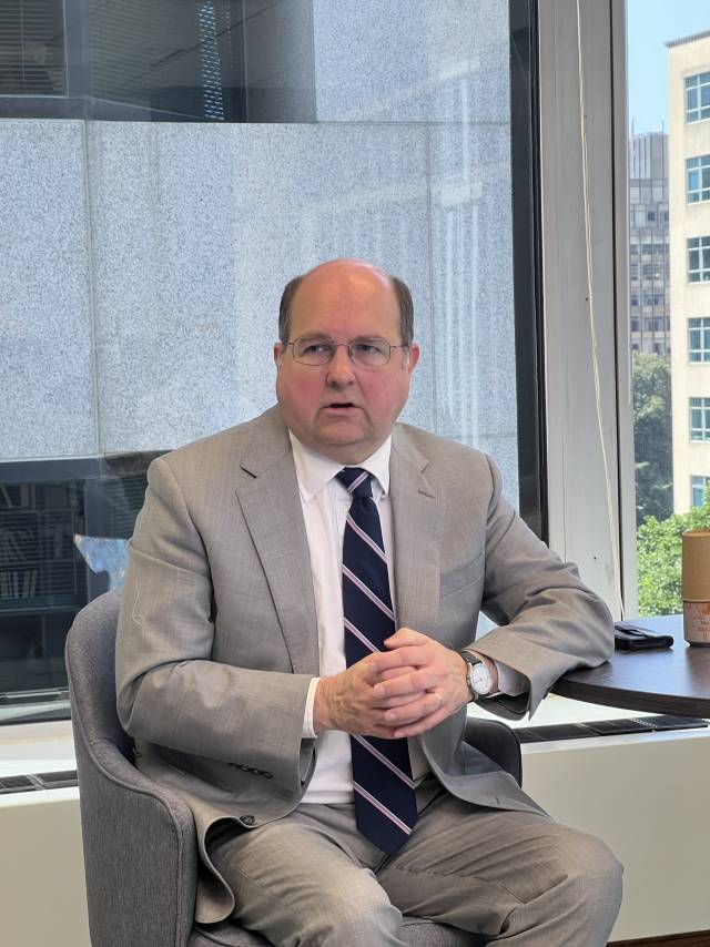 스티븐 본 전 USTR 대표 대행이 22일(현지 시간) 워싱턴DC에서 일부 특파원단과 인터뷰를 하고 있다. 이태규 특파원