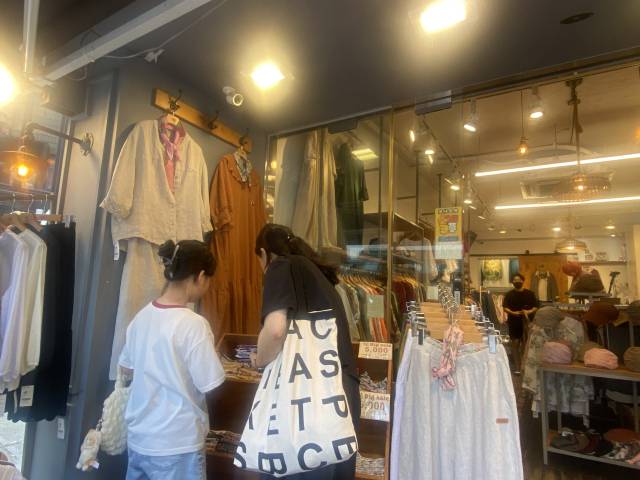 사람들이 소비쿠폰 가맹점 앞에서 물건을 보고 있다.사진= 최혜빈 인턴기자