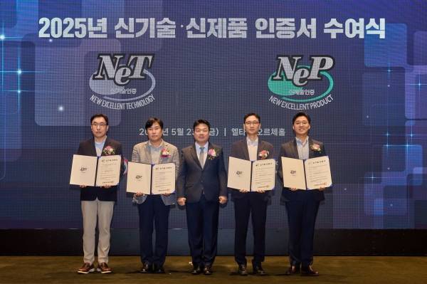 한국수력원자력의 제4호 사내벤처 딥아이 김기수(왼쪽 네 번째) 대표가 자체 개발한 인공지능 기반 관형열교환기 비파괴검사 자동평가 기술로 산업통상자원부의 NET(New Excellent Technology, 신기술인증)을 획득했다.사진제공=한국수력원자력