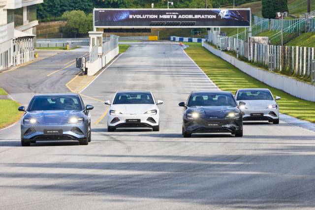 비야디(BYD)의 중형 전기 세단 ‘씰’이 16일 경기도 용인 스피드웨이 트랙에서 주행하고 있다. 사진제공=BYD코리아