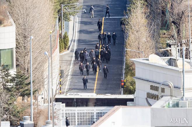 1월3일 윤석열 체포에 나섰던 공수처와 경찰 수사관들이 대통령 관저에서 내려오고 있다. ⓒ시사IN 박미소