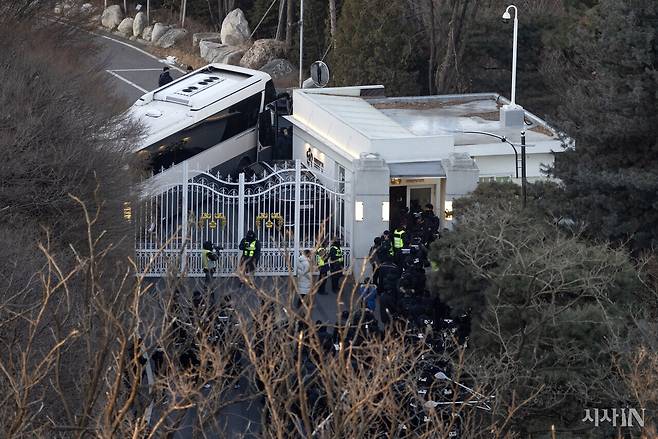 1월15일 윤석열에 대한 2차 체포영장 집행에 나선 공수처 검사와 경찰 수사관들이 경호처 관계자들과 대화를 하고 있다. ⓒ시사IN 조남진