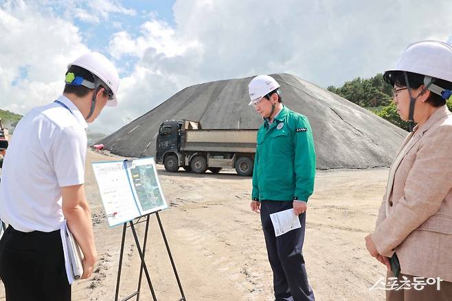 이상일 용인특례시장은 지난 21일 구성 지역 골재채취 및 건설폐기물 사업장을 방문해 비산먼지 발생 등 주민 불편사항을 확인하고 보완조치를 요구했다. 사진제공｜용인시