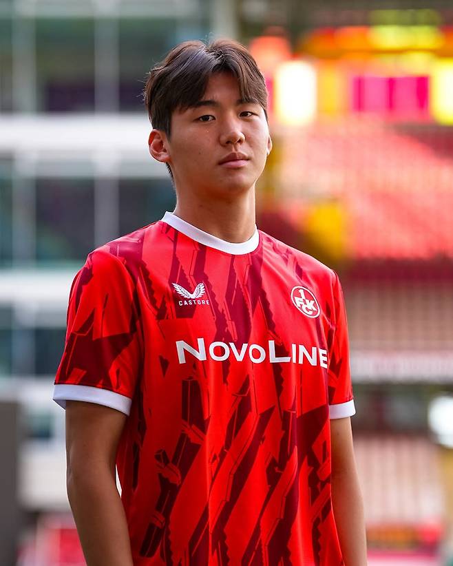 한국축구 차세대 센터백 김지수가 브렌트포드를 떠나 독일 분데스리가2 카이저슬라우테른에 임대 이적했다. 사진출처｜카이저슬라우테른 페이스북