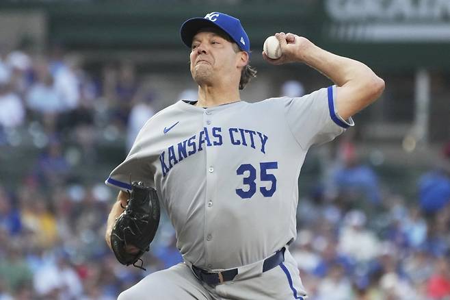 캔자스시티 리치 힐이 23일 시카고 컵스와 원정경기에 등판해 5이닝 3실점(1자책점)을 기록했다. 빅리그 14개 팀의 유니폼을 입고 마운드를 밟은 힐은 에드윈 잭슨과 함께  MLB 역대 최다 구단 소속 출전 타이를 이뤘다. 시카고(미 일리노이주)｜AP뉴시스