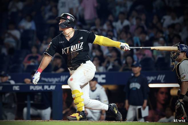 KT 안현민이 22일 창원NC파크에서 열린 NC전 도중 안타를 치고 있다. 안현민은 올 시즌 9개 구단의 경계대상 1호로 거듭났다. 사진제공|KT 위즈