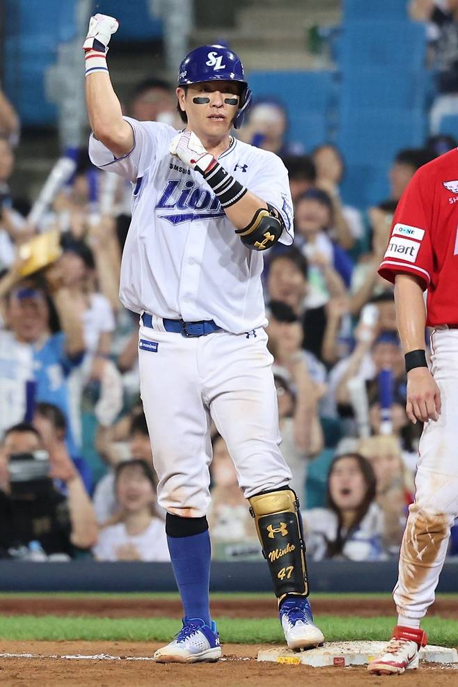 22일 대구 SSG전에서 출루한 뒤 1루에서 세리머니를 하는 삼성 강민호. 삼성 라이온즈 제공