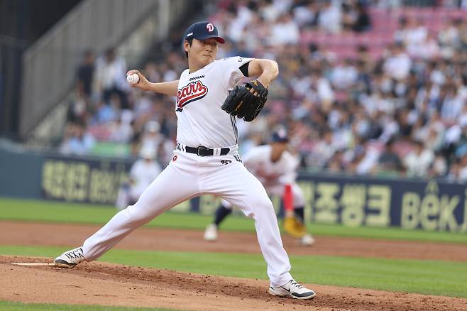 두산 곽빈이 3일 잠실 삼성전에서 투구하고 있다. 두산베어스 제공