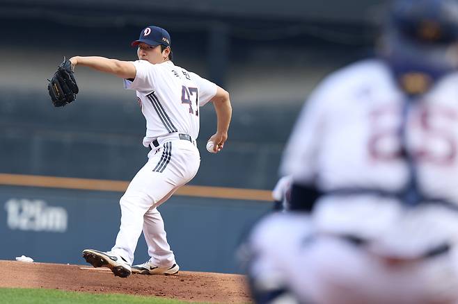 두산 곽빈이 3일 잠실 삼성전에서 투구하고 있다. 두산베어스 제공