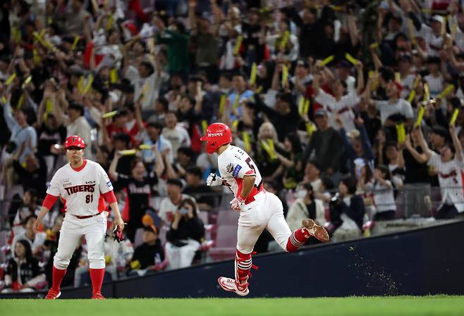 KIA 김도영이 지난 5월 15일 롯데전에서 홈런을 친 뒤 베이스를 돌고 있다. 연합뉴스