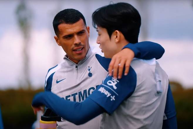 포로와 양민혁. 토트넘 홋스퍼 공식 영상 캡처