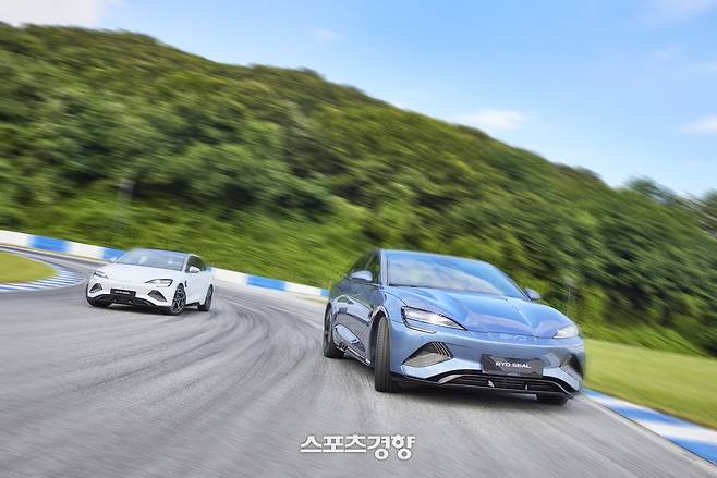 ‘제로백 3.8초’ 4690만원짜리 중국쿠페전기세단 BYD 씰이 용인스피드웨이를 주파하고 있다. 이 차는 한국 시장에 갓성비 수요를 이끌 것으로 BYD가 내다보고 내놓은 전략기종이다.