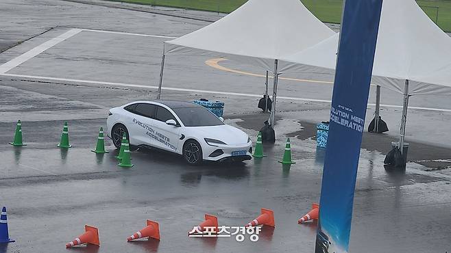 BYD 씰 전기 세단은 중국 현지에서 판매 중인 신형 ‘씰’이 아닌 구형 2022년형 모델이다. 그럼에도 한국시장 수요를 만족할 것으로 BYD는 내다보고 있다. 사진 | 손재철기자