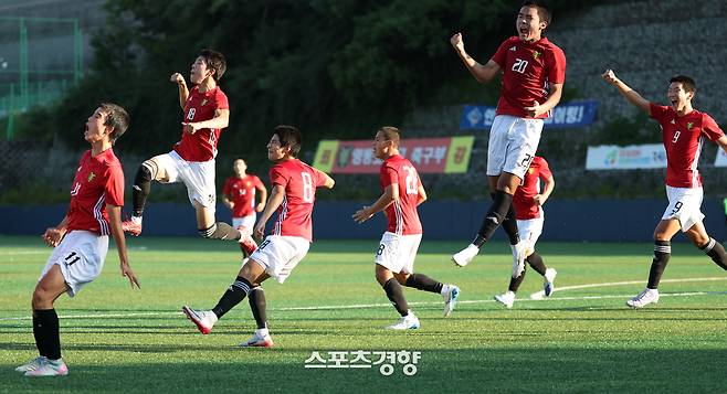 서울영등포공고 선수들이 23일 충북 제천축구센터에서 열린 58회 대통령금배 전국고교축구대회 8강 안양공고전에서 골이 터지자 기뻐하고 있다. 한수빈 기자