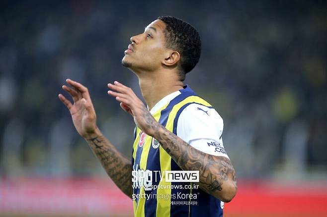 ▲ 네덜란드 출신의 축구 평론가 뱅상 쉴트캄프는 "인도네시아의 귀화 정책은 축구 발전에 하등 도움되지 않는다. 이미 20명의 외국 선수에게 국적을 발급했다. 이건 추세는 너무 과하다"라고 지적했다. 이어 "귀화자가 더 생기면 오히려 인도네시아 축구팬들이 화를 내야 한다. 앞서 귀화 정책을 단행했던 중국과 카타르 모두 유망주가 성장할 기회를 빼앗으며 실패로 가닥이 잡혔다"고 충고했다.