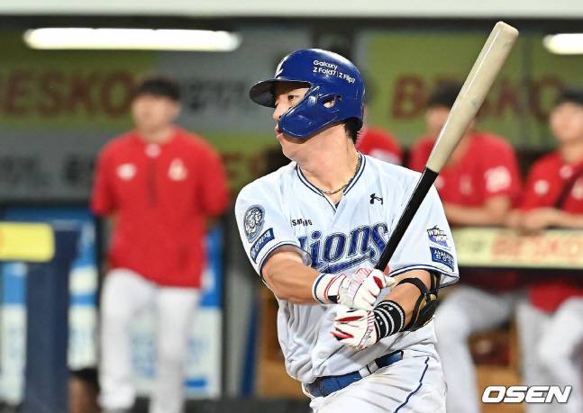 강민호가 6회말 2타점 역전 적시타를 날리고 있다.