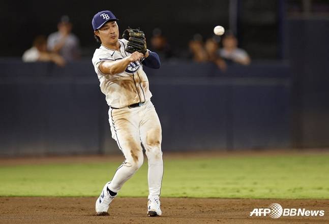 3회초 수비에서 송구를 하고 있는 김하성. /AFPBBNews=뉴스1