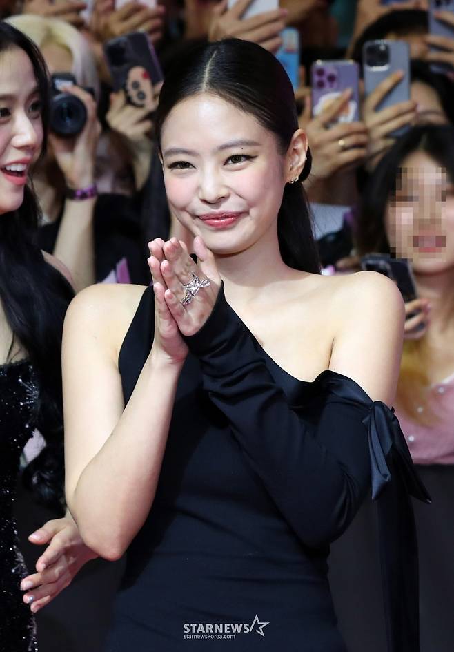 [서울=뉴시스] 김혜진 기자 = 그룹 블랙핑크(BLACK PINK) 제니가 9일 오후 서울 영등포구 타임스퀘어에서 열린 '본 핑크 인 시네마스(BORN PINK IN CINEMAS)' 핑크 카펫에서 포즈를 취하고 있다. 2024.08.09. jini@newsis.com /사진=김혜진