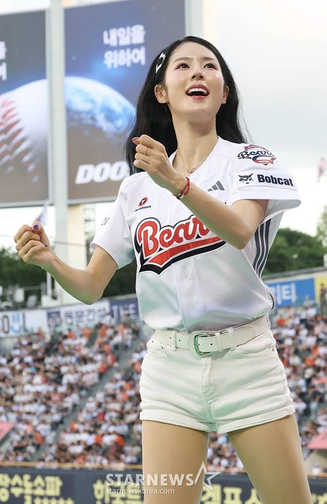 2025 신한 SOL Bank KBO리그 두산 베어스 대 한화 이글스 경기가 22일 서울 잠실야구장에서 열렸다.  두산 치어리더 박기량이 상큼한 응원을 하고 있다. /사진=김진경 kim.jinkyung@