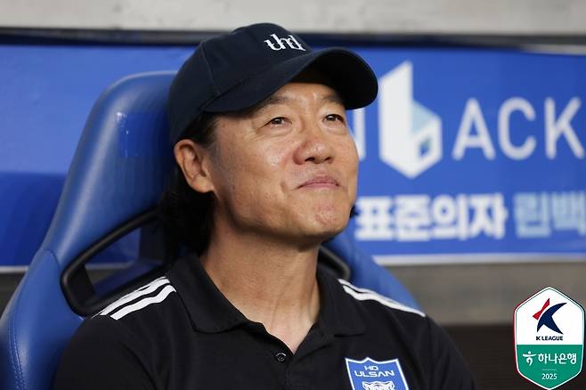 김판곤 울산HD 감독이 그라운드를 바라보고 있다. /사진=한국프로축구연맹 제공