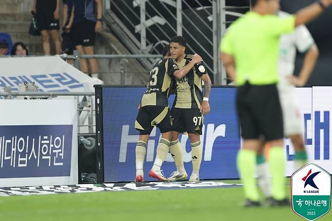 에릭(오른쪽)이 득점 후 세리머니하고 있다. /사진=한국프로축구연맹 제공