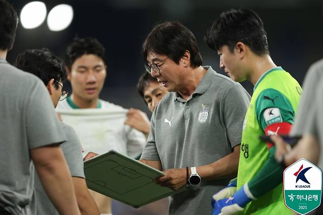 황선홍(가운데) 대전하나시티즌 감독이 선수들에게 전술 지시하고 있다. /사진=한국프로축구연맹 제공
