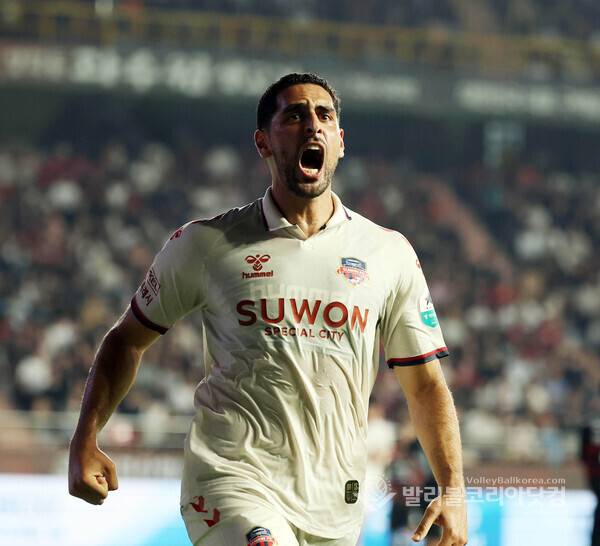 수원FC 싸박, 두번째 골 환호.