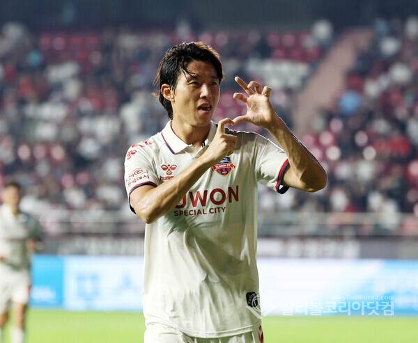 수원FC 안현범이 후반전에서 다섯번째 골을 성공시키고 세레모니를 하는 모습.