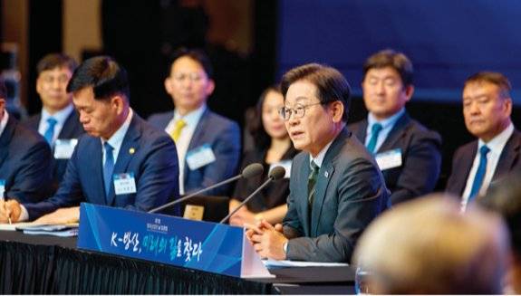 이재명 대통령이 7월 8일 서울 용산구 그랜드 하얏트 호텔에서 열린 제1회 방위산업의 날 토론회에서 발언하고 있다. 대통령실 제공